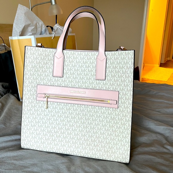 Michael Kors Handbags - MK Tote Bag